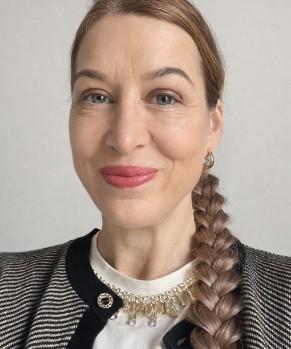 LAURA KAJTAR
